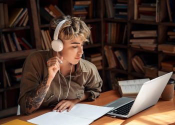 More traditional-age students enroll at fully online universities