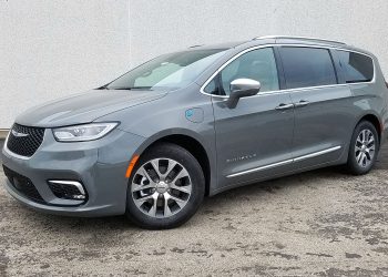 Test Drive: 2022 Chrysler Pacifica Hybrid Pinnacle | The Daily Drive | Consumer Guide® The Daily Drive