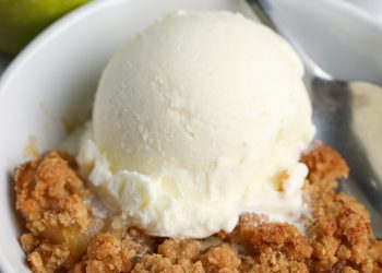 Apple Crumble with ice cream