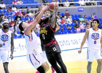Myles Powell (left) muscles his way past Kevin Alas. He went on to torch the Road Warriors with 38 points. —PBA IMAGES