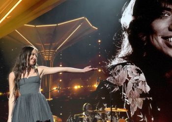 Rock Hall 2022: Watch Olivia Rodrigo Perform Carly Simon’s “You’re So Vain”